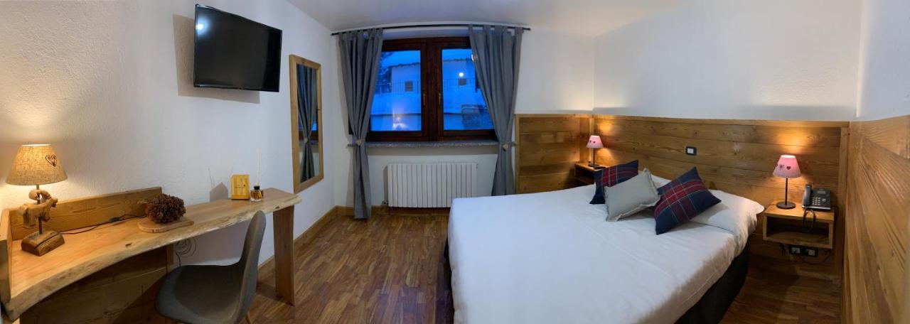 Hotel Coeur Du Village La Thuile Exteriör bild