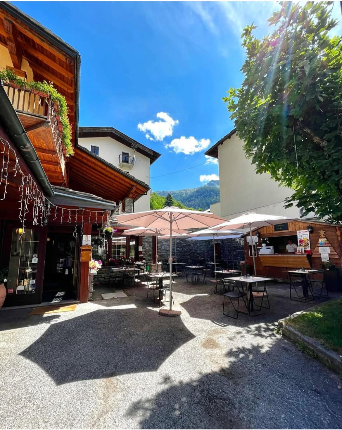 Hotel Coeur Du Village La Thuile Exteriör bild