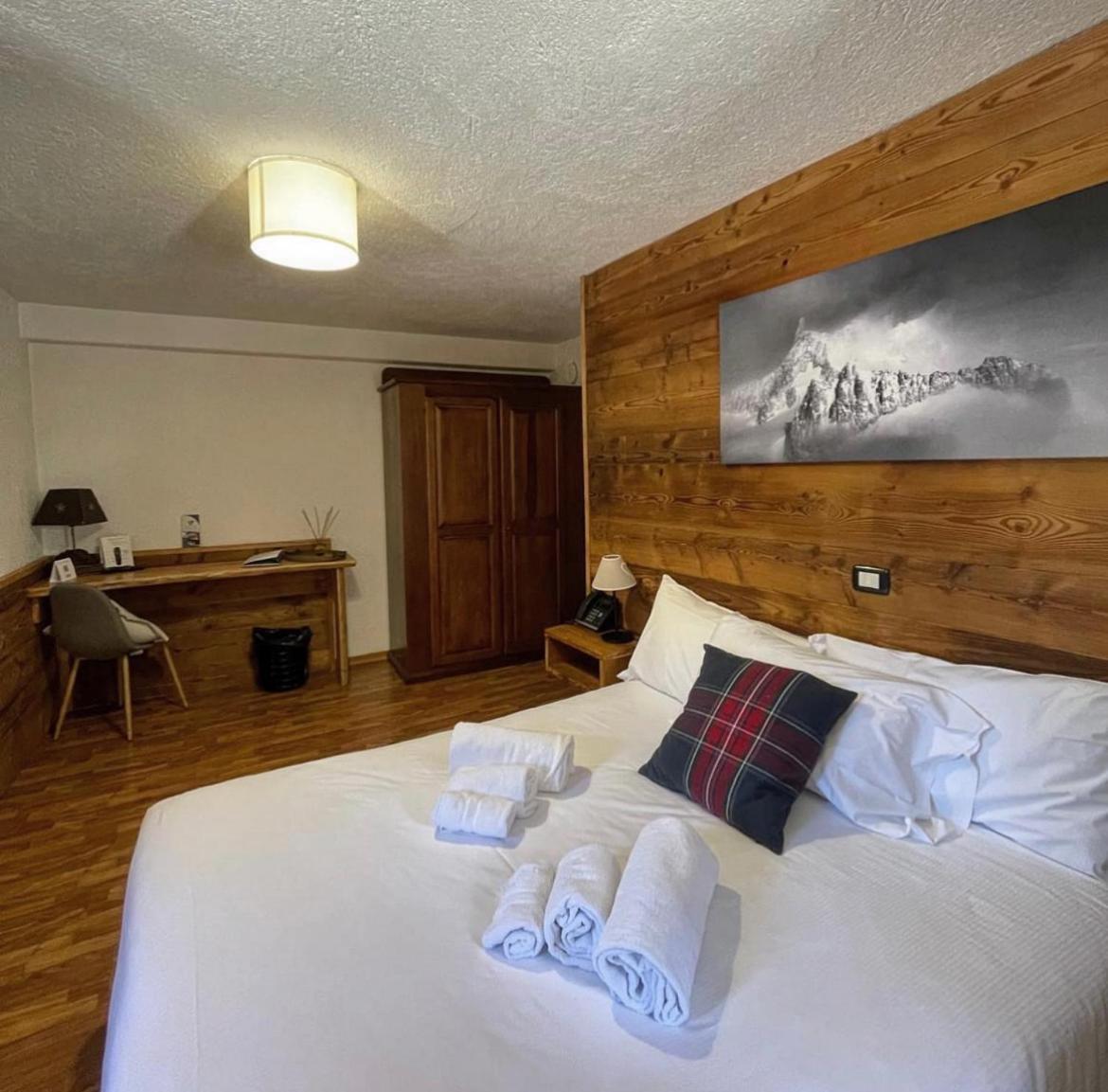 Hotel Coeur Du Village La Thuile Exteriör bild